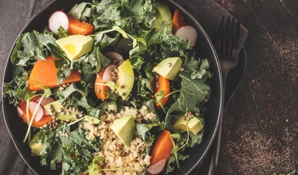 Πώς να φάω την κινόα; Υγιεινή σαλάτα με μαύρα φασόλια και γλυκοπατάτα