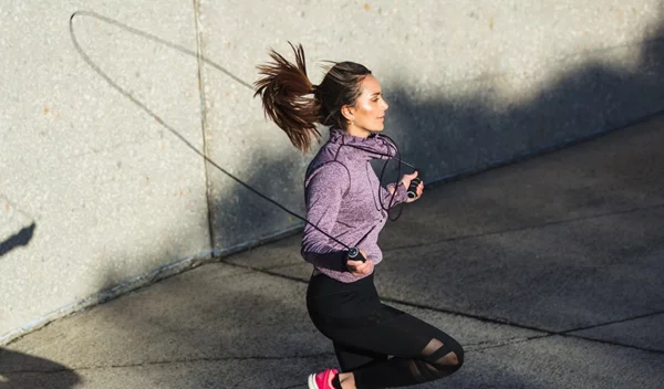 Προπόνηση με σχοινάκι: Τι θα γυμνάσεις, πόσες θερμίδες θα κάψεις και ποια είναι η σωστή τεχνική;