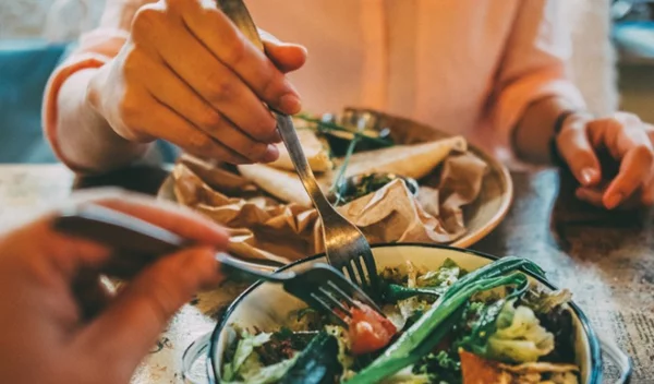 Πώς θα μαγειρεύεις υγιεινά και οικονομικά για δύο άτομα