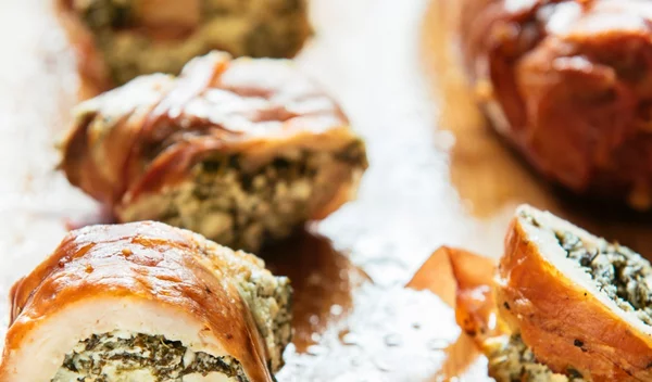 Ρολάκια γαλοπούλας με σπανάκι και παρμεζάνα