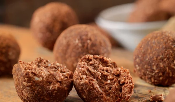 Μπάλες ενέργειας με χουρμάδες και μάκα σκόνη για να εκτοξεύσεις την ενέργειά σου