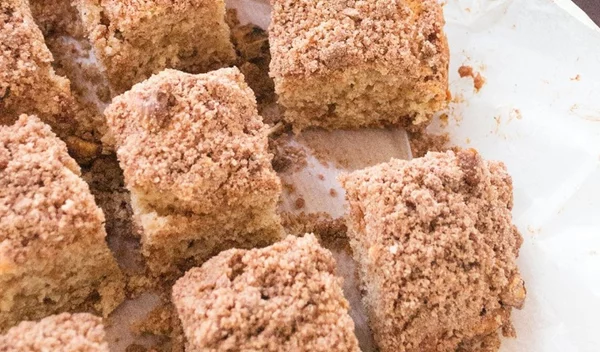 Εύκολο κέικ με επικάλυψη κραμπλ κανέλας