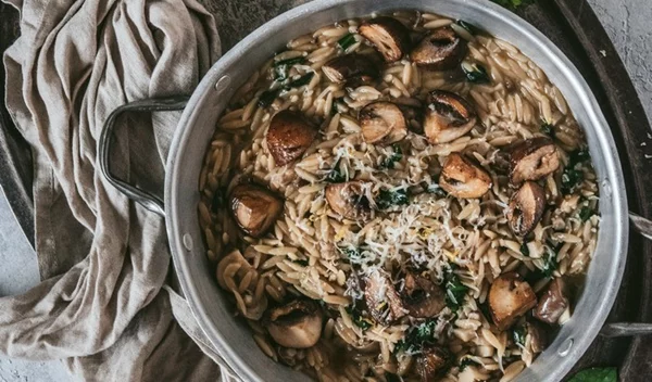 Κριθαρότο με μανιτάρια, λεμόνι, σπανάκι και τριμμένο πεκορίνο