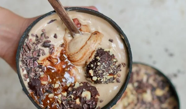 Συνταγή για vegan παγωτό (nicecream) με γεύση μόκα