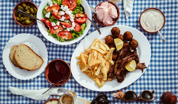 Τι να τρώω στις διακοπές: Οι καλύτερες ιδέες για το εξοχικό, το ξενοδοχείο, το κάμπινγκ