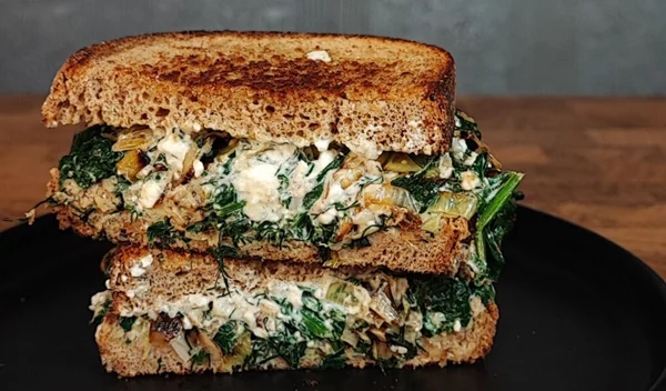 Σπανακόπιτα σε ψωμί έχεις ξαναδοκιμάσει; Μπορείς να τη φτιάξεις σε 15 λεπτά!