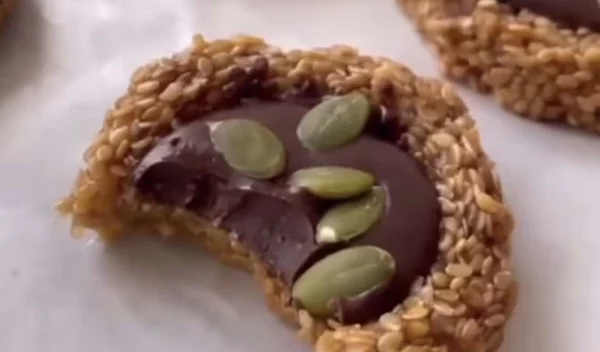 Μπισκοτάκια από σουσάμι με σοκολάτα και ξηρούς καρπούς