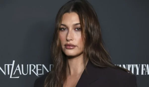 Αυτό το nude μολύβι χειλιών που χρησιμοποιεί η Hailey Bieber κάνει τα χείλη υπέροχα και κοστίζει 5 ευρώ