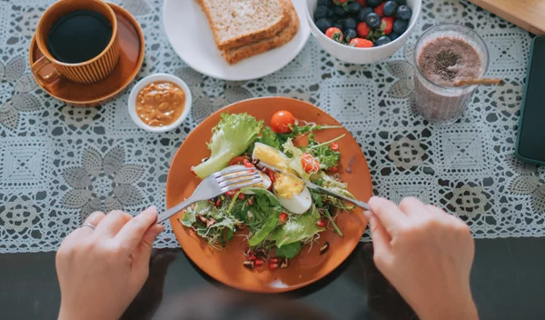 10 φυσικοί τρόποι να ρυθμίσεις τις ορμόνες σου
