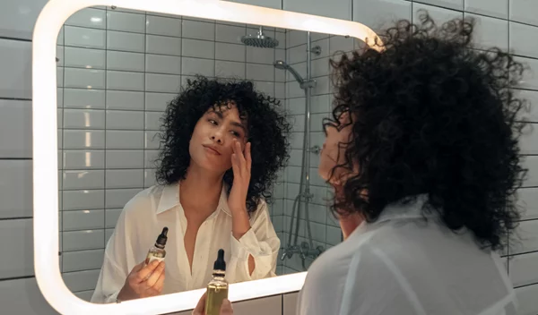 Ακμή: Η δερματολόγος εξηγεί πώς αντιμετωπίζεται κάθε μορφή της