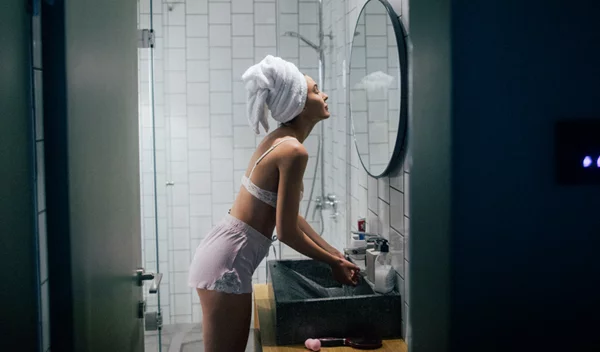 Νυχτερινή περιποίηση: Τι να κάνεις καθημερινά για φρέσκια επιδερμίδα το επόμενο πρωί;