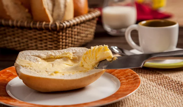 Είναι τελικά υγιεινό το βούτυρο; Προκαλεί συσσώρευση λίπους ή προβλήματα υγείας;