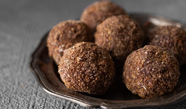 Πανεύκολα τρουφάκια σοκολάτας με μόνο δύο υλικά