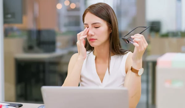 "Γιατί παίζει το μάτι μου;" - Είναι αθώο το πετάρισμα του ματιού;