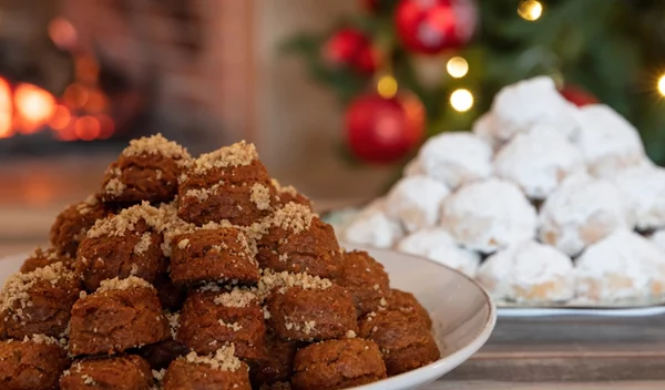 Mελομακάρονα ή κουραμπιέδες; Η διαιτολόγος συστήνει