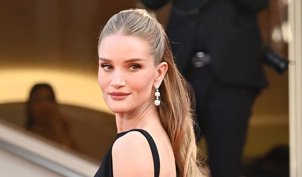 Το hack του ενός λεπτού που θα εξασφαλίσει όγκο ακόμα και στα πιο λεπτά μαλλιά