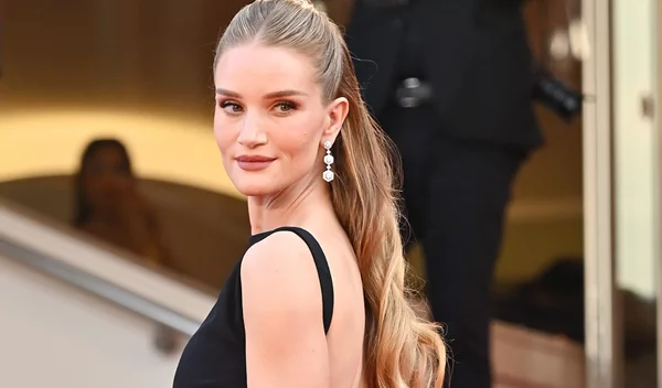 5 hair tips που ακολουθούν πιστά οι γυναίκες με τα πιο λαμπερά και υγιή μαλλιά