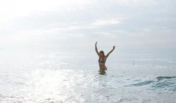 Είναι κρύα η θάλασσα; Μάθε τα οφέλη για την υγεία σου από το κρύο νερό!