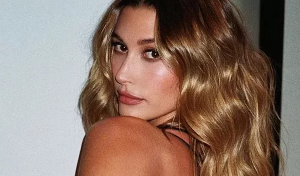 Dewy Makeup: Πώς να κάνεις εύκολα ένα από τα πιο δημοφιλή makeup trends του καλοκαιριού