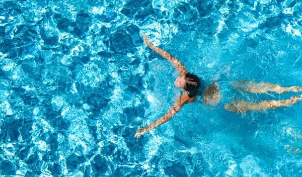 Μπορεί να πάθεις αφυδάτωση ενώ κολυμπάς;