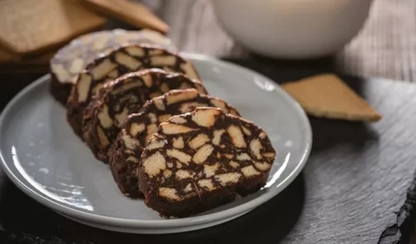 Θες γλυκό στη νηστεία; Δοκίμασε τον σοκολατένιο κορμό του ονείρου χωρίς ζάχαρη με 3 μόνο υλικά