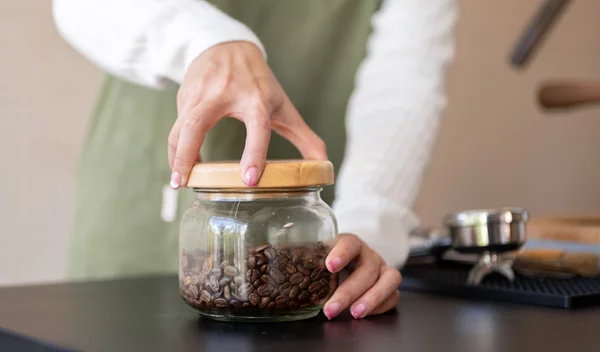 Κατάψυξη ή ντουλάπι; Πού πρέπει να αποθηκεύσεις τον καφέ για μεγαλύτερη διάρκεια;