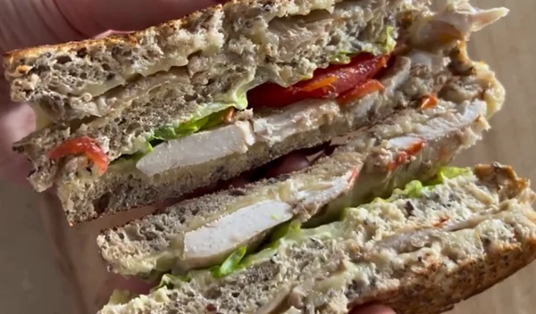 Το πιο υγιεινό και νόστιμο club sandwich: με μόλις 450 θερμίδες και 42 γρ. πρωτεΐνης!