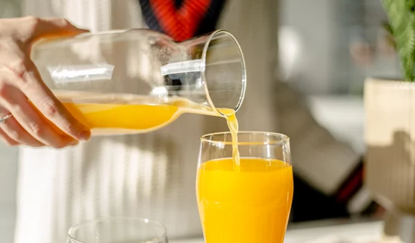 Αποτοξίνωση μόνο με χυμούς για να χάσουμε κιλά: Γιατί μπορεί να γίνει επικίνδυνη;