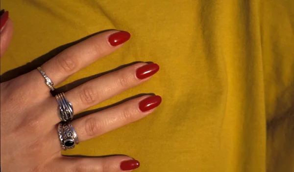 Είσαι βιαστική; 3 έξυπνοι τρόποι για να στεγνώσει πιο γρήγορα το βερνίκι νυχιών