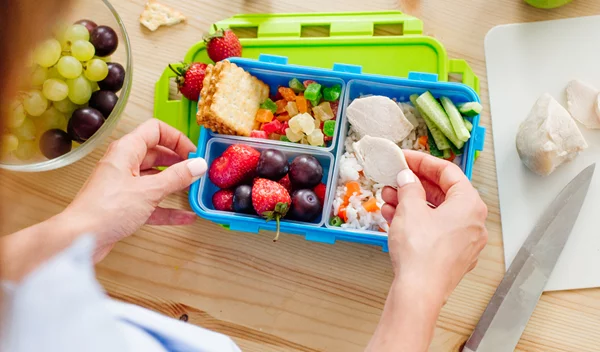 Ιδέες για υγιεινά σνακ στο σχολείο από 7 διατροφολόγους