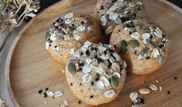 Εύκολα σπιτικά ψωμάκια με βρώμη και γιαούρτι