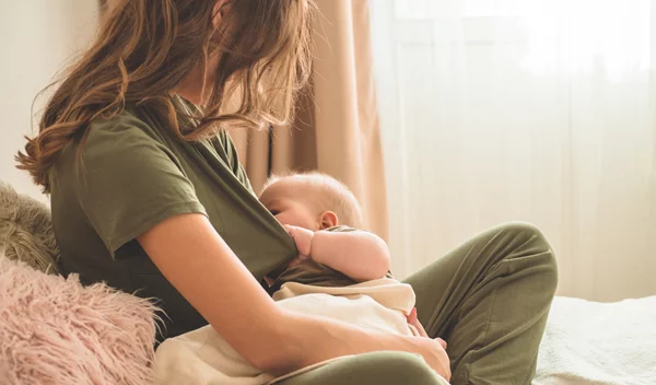 Φάκελος "Θηλασμός": 6 μύθοι που εξακολουθούμε να ακούμε παντού- Ισχύουν όμως στην πραγματικότητα;