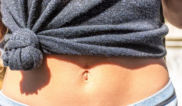 Καστορέλαιο στον αφαλό; Το Ayurvedic beauty tip που κρύβει βαθιά σοφία