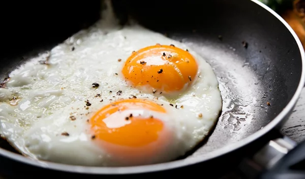 Τηγανητά αυγά χωρίς λάδι: Το hack για να τα ψήσεις και στο πάνω μέρος