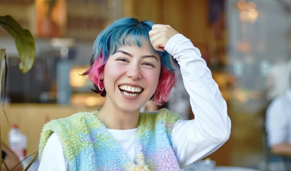 Από το millennial pink στο neon πράσινο: Πώς τα χρώματα γίνονται σήμα κατατεθέν κάθε γενιάς;