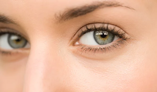 Πέντε συνήθειες που προκαλούν φθορά στις βλεφαρίδες