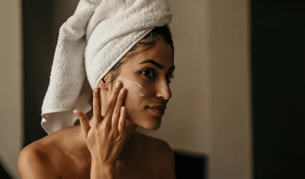 Εγκαύματα, μολύνσεις, ακμή: Γυναίκες αποκαλύπτουν τις σοβαρές συνέπειες από συγκεκριμένα καλλυντικά - ποια είναι και τι λένε οι ειδικοί