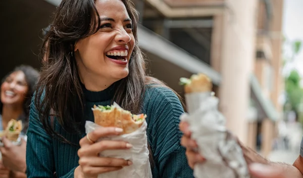 "Δεν τρώω ό,τι θέλω, τρώω ό,τι προλαβαίνω": Πώς το ακανόνιστο φαγητό επηρεάζει τον μεταβολισμό;