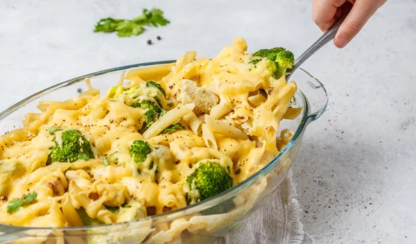 Εύκολη μακαρονάδα με μπρόκολο, τσένταρ και παρμεζάνα