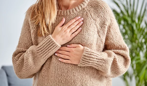 Από την καούρα έως το έμφραγμα: Τα 15 σενάρια που μπορούν να εξηγήσουν τον πόνο στο στήθος