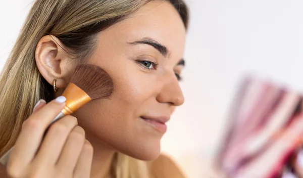 Πώς να βρεις την ιδανική απόχρωση ρουζ για την επιδερμίδα σου