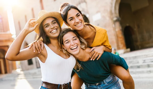 Τα πολυκαταστήματα attica αφιερώνουν τον μήνα Μάρτιο στις γυναίκες