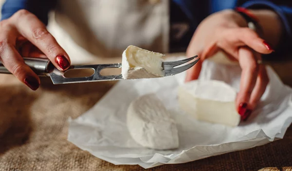 Τι συμβαίνει όταν τρως πολύ τυρί σύμφωνα με τους ειδικούς;