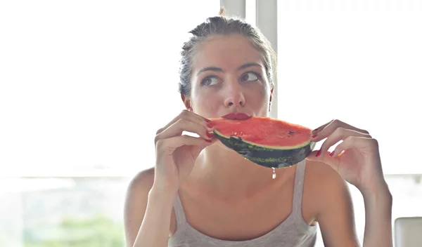 Στον καύσωνα χάνεις ηλεκτρολύτες - Οι τροφές που τους αναπληρώνουν