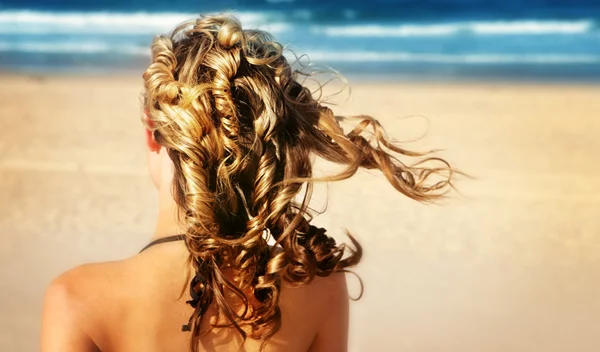 Γιατί τα μαλλιά σγουραίνουν το καλοκαίρι; Όλη η εξήγηση πίσω από τη δομή της τρίχας