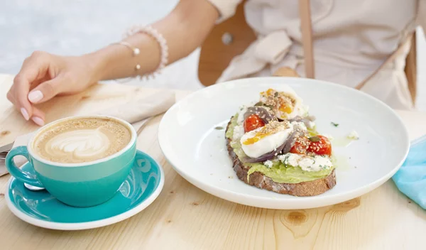 "Δεν πεινάω το πρωί": Τι μπορεί να σημαίνει η πρωινή έλλειψη όρεξης για την υγεία σου;