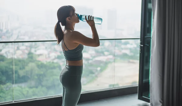 Πώς να παραμείνω ενυδατωμένη; Οι βασικοί τρόποι για να το πετύχεις (και πώς θα φτιάξεις ρόφημα ηλεκτρολυτών μόνη σου!)