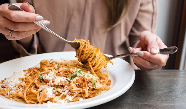 Πάνω από το 45% των θερμίδων μετά τις 5 μ.μ.; Οι σοβαρές επιπτώσεις για την υγεία