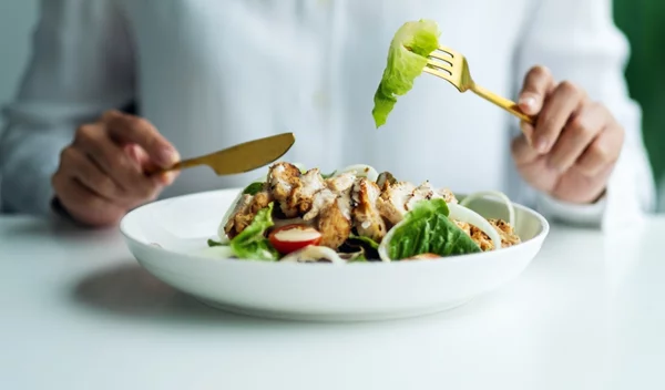 Πόσες θερμίδες πρέπει να καταναλώνω για ιδανικό βάρος;