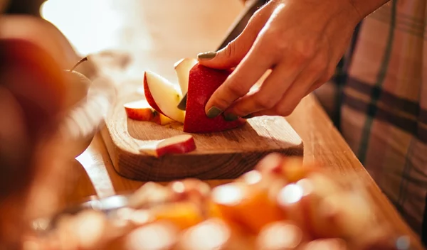 Πώς να μην μαυρίσει το κομμένο μήλο ή αχλάδι;